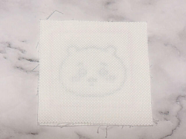 布を中表にして、ミシンもしくは半返し縫いで縫っていきます