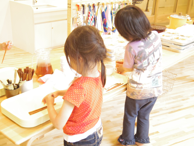 陶器のお茶椀で物を大事に扱うことも学べる