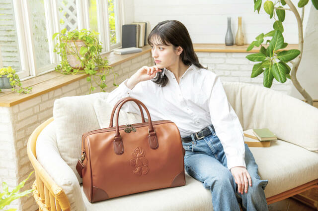 ボストンバッグ 22,000円｜東京ディズニーシー「ダッフィー＆フレンズ20周年：カラフルハピネス」スペシャルグッズ｜販売開始：2025年6月3日（火）