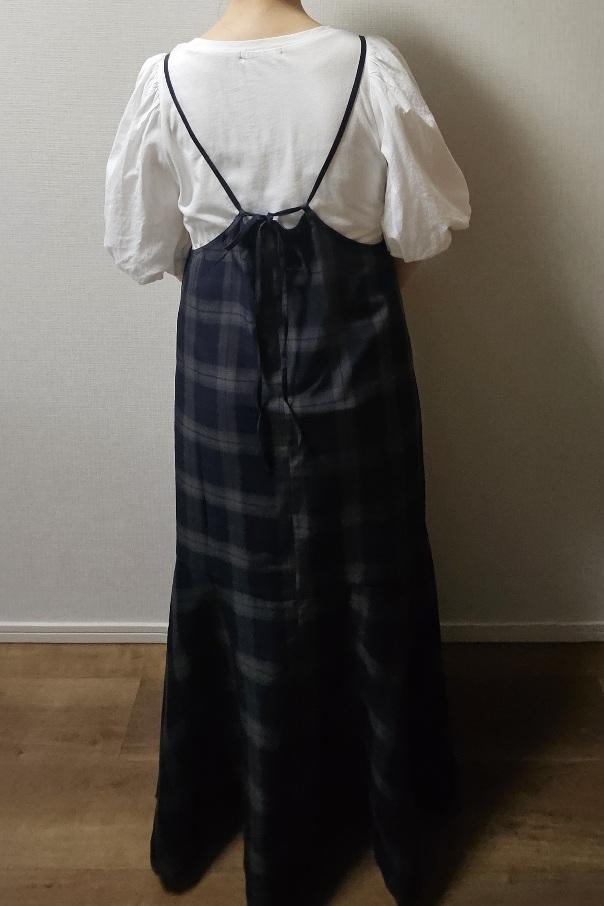 【coca　チェックキャミワンピース】結び目が後ろ姿のさりげないアクセントになるので、どこから見ても大人かわいい印象に仕上がります