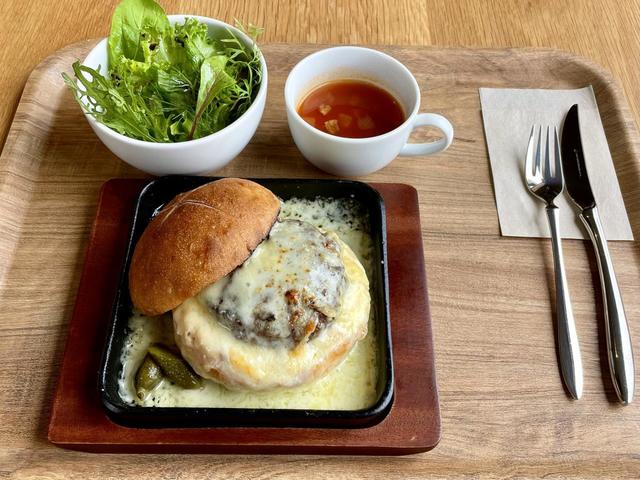 【La Maison du Pain KURIHARA（ラ・メゾン・デュ・パン クリハラ）】サラダとミネストローネが付く「常陸牛と溢れるチーズのハンバーガー」