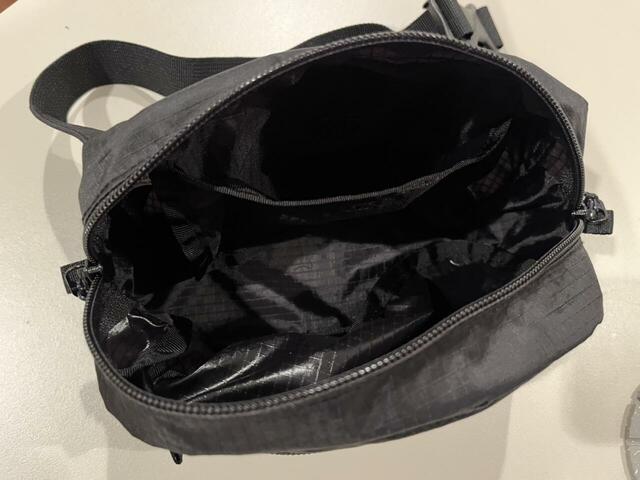 【mont-bell ポケッタブル ライトポーチ S】メイン収納には内ポケットが一つあり、小物の整理に◎