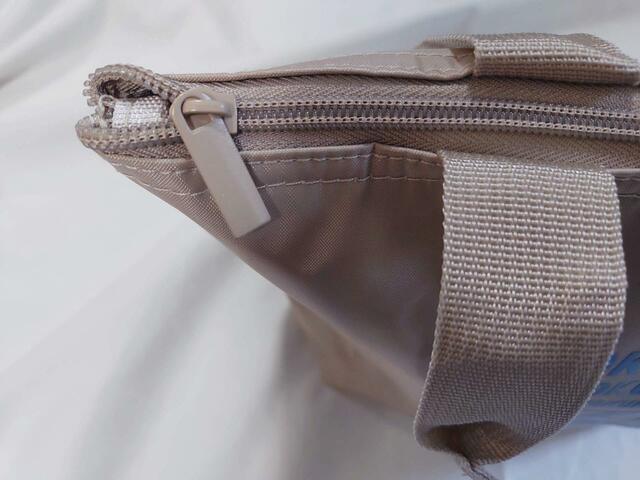 バッグの口は、チャック式です