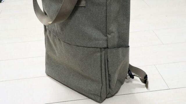 【ワークマン たためて自立する撥水トートリュック】カラーはブラック、チャコールグレー、テラコッタ、グレージュの4展開。写真はグレージュです