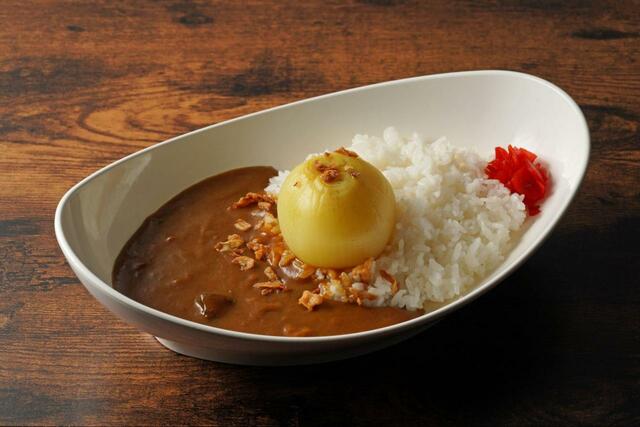 【神戸淡路鳴門自動車道・淡路SA(下り)】淡路島玉葱丸ごとカレーはインパクト大 画像提供：本州四国連絡高速道路(株)