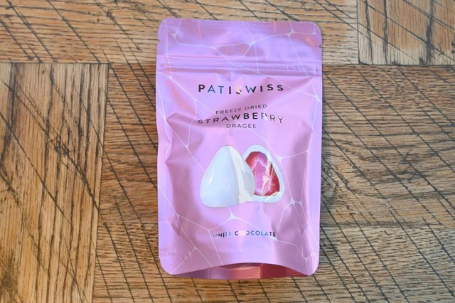 【成城石井】パティスイス フリーズドライストロベリーホワイトチョコレート掛け 80g／フリーズドライいちごの甘酸っぱさが楽しめます