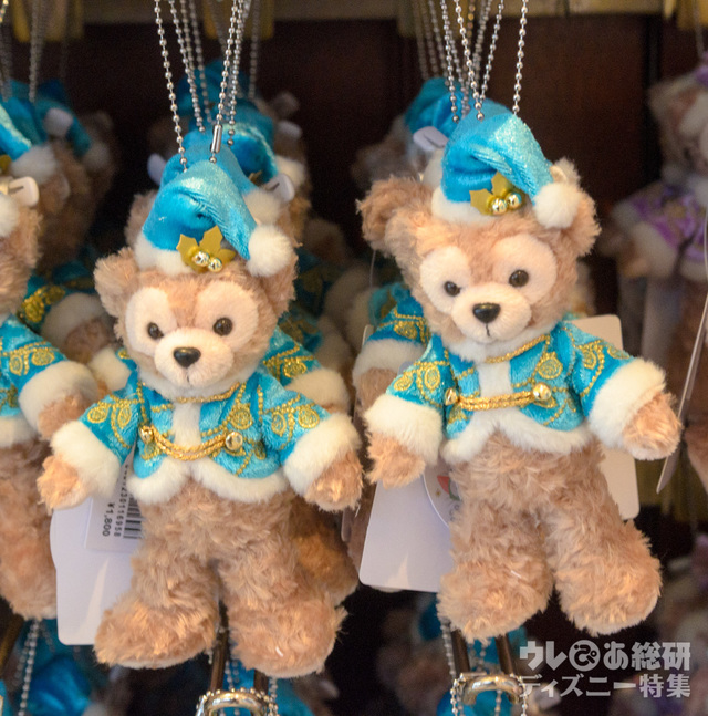 「カラー・オブ・クリスマス」コスチュームのぬいぐるみバッジ ¥1,800