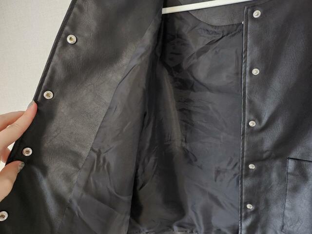 【coca フェイクレザーノーカラージャケット】裏地付きで防寒性もしっかりあります◎