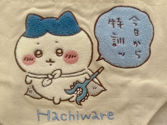 フロントにどどんとハチワレのサガラ刺繍入りのデザイン！