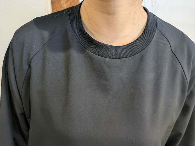 【ワークマン レディース撥水ストレッチワンピース】首元は丸首タイプ。ちょうどよい開き加減です