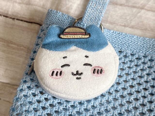 キュートなハチワレのポーチチャーム付き