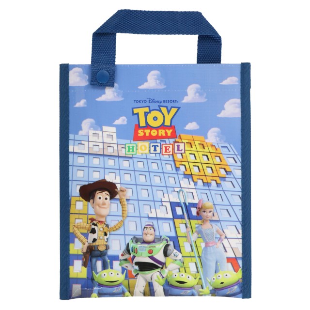 レジャーシート 750円｜サイズ：(レジャーシート)縦約60×横約90cm、(収納バッグ)縦約25×横約20cm、収納バッグ付き｜販売店舗：東京ディズニーリゾート・トイ・ストーリーホテル内ディズニーショップ「ギフト・プラネット」