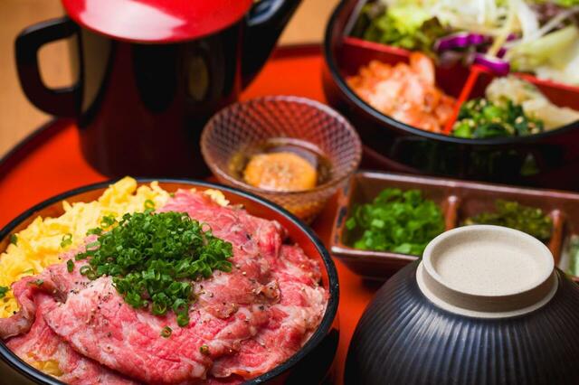 「お肉で作ったひつまぶし」＜キャンペーン価格1,000円(税込)＞【【1日10食限定】衝撃価格の1000円！焼肉屋の「A5ランク黒毛和牛」や「牛タン」を使った“贅沢ひつまぶし”が絶品すぎる！】