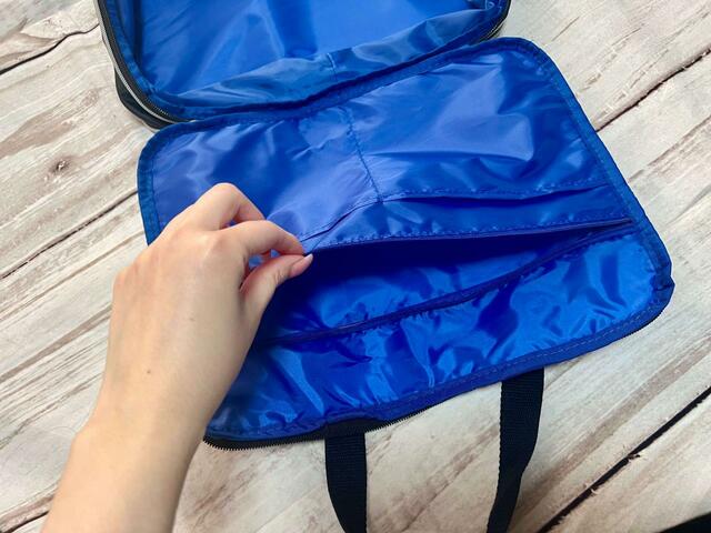 ファスナー付きのポケットが1つ