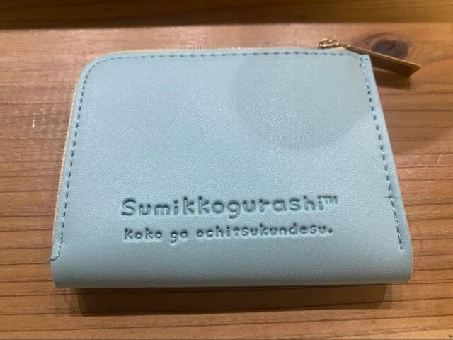 【宝島社　すみっコぐらし バイカラーミニ財布BOOK とかげver.】裏面はロゴの型押し