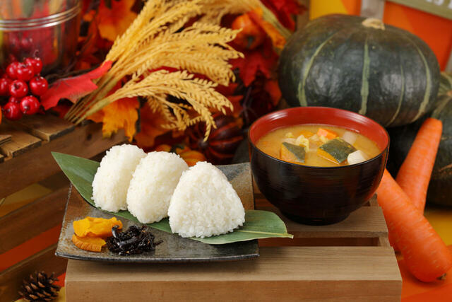 新米の塩にぎり×あつあつ豚汁の至福食べ放題!【スイパラ秋の大収穫祭】