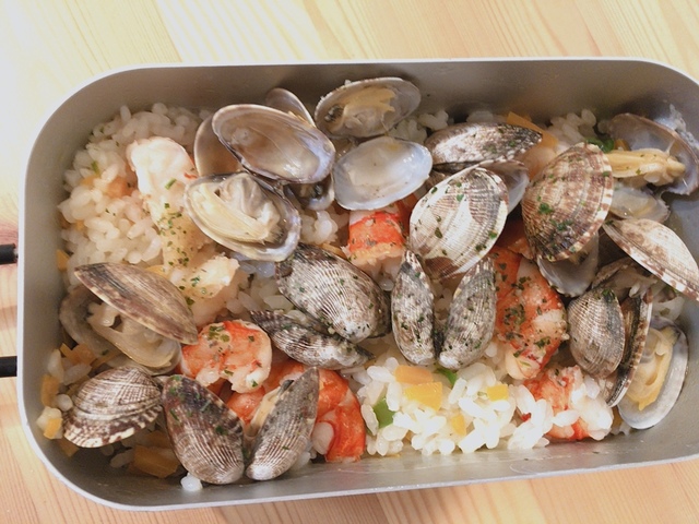 【エビとあさりのパエリア】見た目もきれいな一品