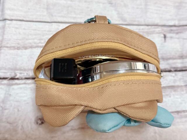 コスメを収納。マチ幅が広いので、クッションファンデも収納できちゃいました!