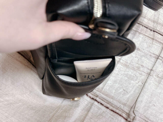 サイドのポケットにはイヤホンとハンドクリームを収納