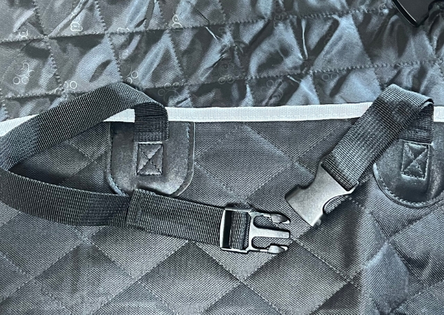 【Pecuteペット用ドライブシート】アジャスターは調整可能なので車に合わせて設置できます