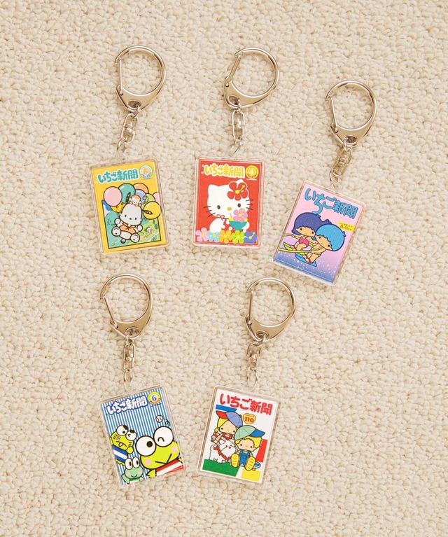 【LOWRYS FARM「いちご新聞」コラボレーション】「【いちご新聞】キーホルダー」690円/クリアパーツの中に「いちご新聞」が封入されているようなデザイン