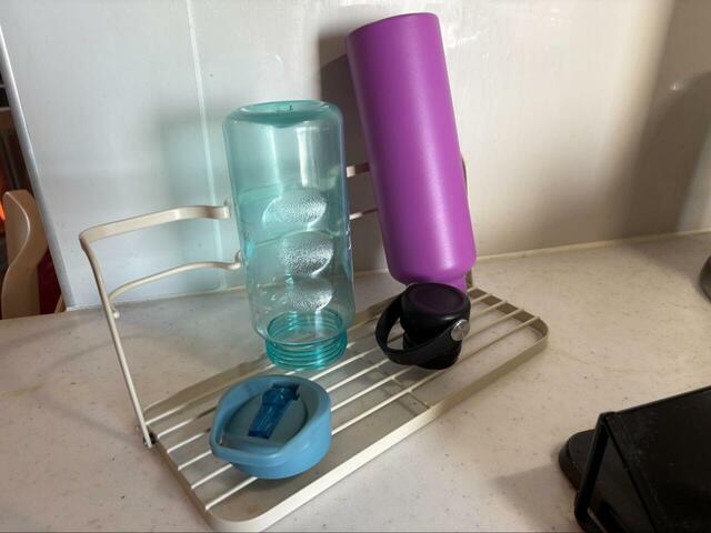 【3COINS 折りたたみボトルスタンド】使用時のサイズは高さ13×幅31×奥行14cm。一般的なボトルを2~3本置けるスペースがあります