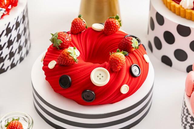 「ボタン・ミニョン」<期間:2025年12月27日~2026年5月上旬頃まで>【モノクロームのおしゃれ空間でいちごスイーツを満喫♪「ヒルトン東京」で“アジョリーコラボスイーツ”も楽しめる苺ビュッフェ開催!】