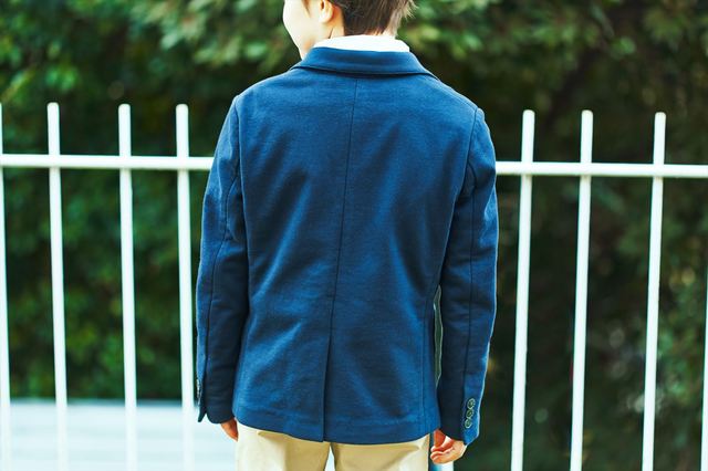 まるで大人のジャケットを小さくしたような、しっかりしたデザインが魅力