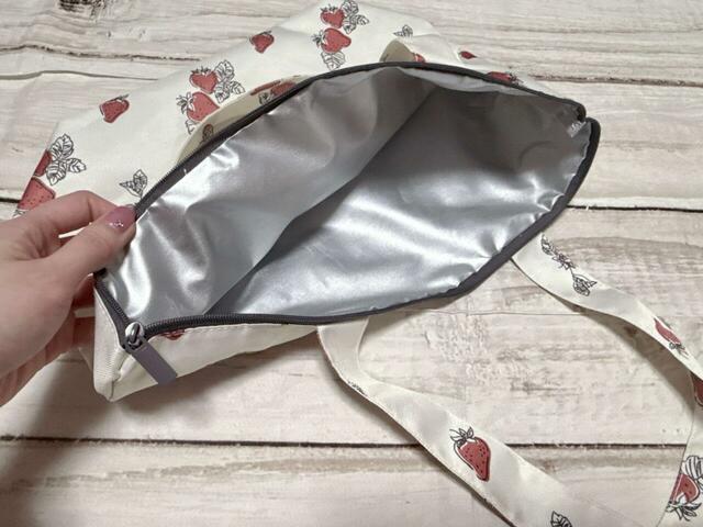 【カルディ いちごバッグ】内側は簡易式の保冷機能付き。気温が高くなる時期のお買い物にも便利！