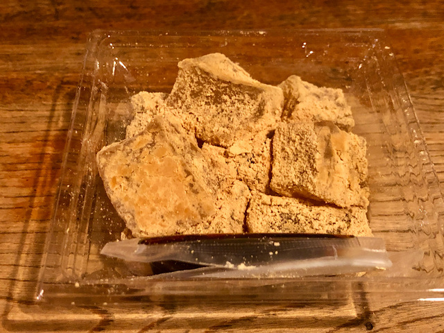 【シャトレーゼ　名水わらび餅】きな粉がたっぷりかかっていて美味しそうですね。黒蜜はお好みの量をかけましょう