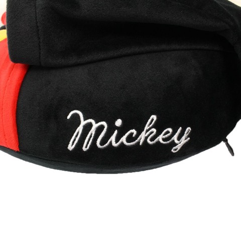 【ディズニー】フード付きネックピロー抗菌／裏側には「mickey」の名前入り