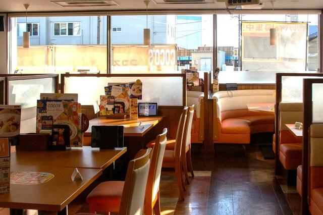 【ココス ファミリーレストラン】店内は広々としており、ソファ席も選べます