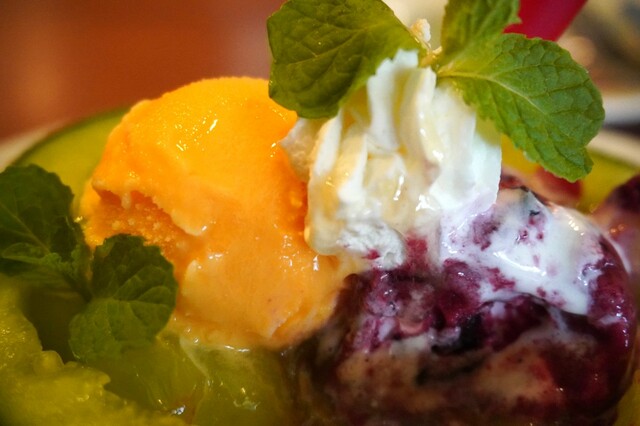 【ロイヤルホスト】今年のフレッシュメロンボウルはジンジャーシロップで味の変化を楽しめるのも魅力!