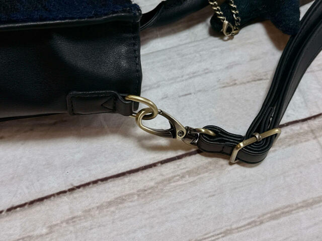 ショルダーストラップはもちろん取り外し可能。金具は全てアンティークゴールドに統一されており、上品な印象♪