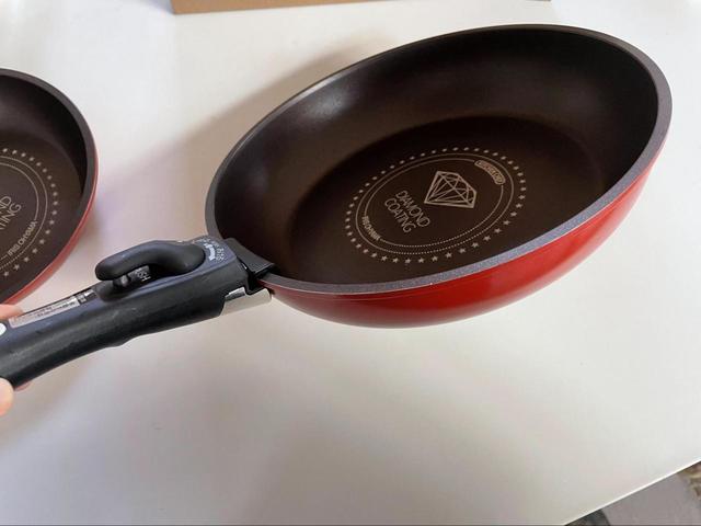 【アイリスオーヤマ　ダイヤモンドコートパン 3点セット】取っ手は取り外しできる