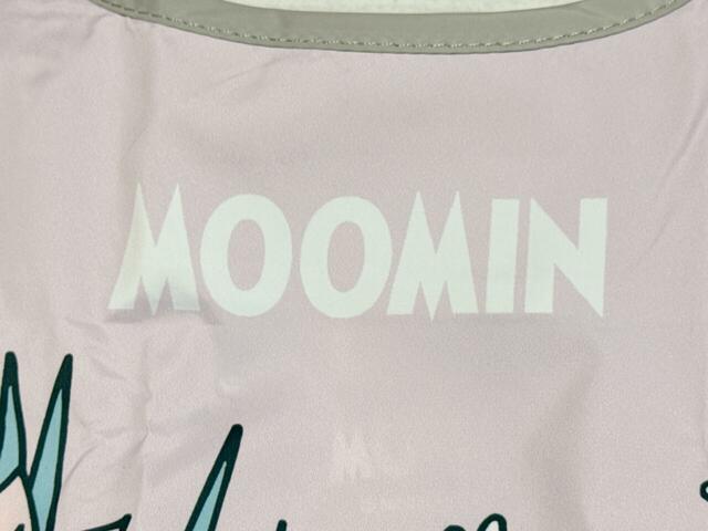 やさしいピンクカラーがベース。「MOOMIN」のロゴプリント入りなのもうれしいポイント!