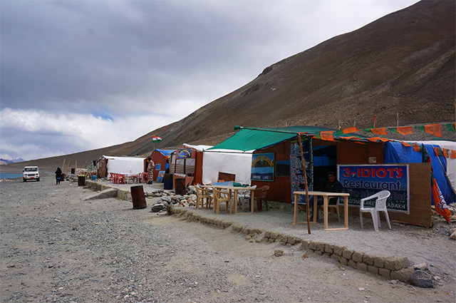 簡素ながら、チベット文化の地元料理を出してくれる店が並んでいる。