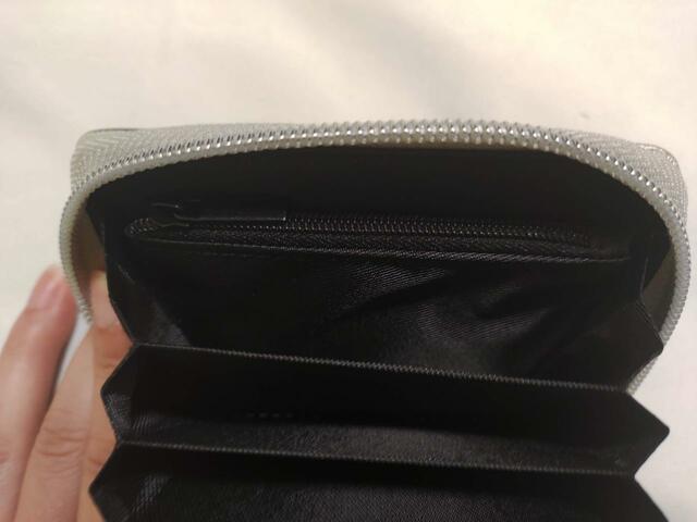 ファスナーポケットつき