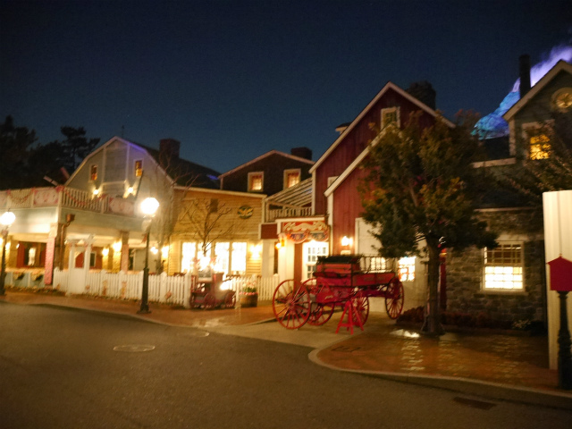 赤い外壁の建物の前にあるのは消防車。©Disney