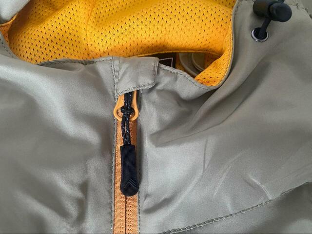 【ワークマン レディース高撥水シェルジャケット】メインのファスナー部分にはカバーが！