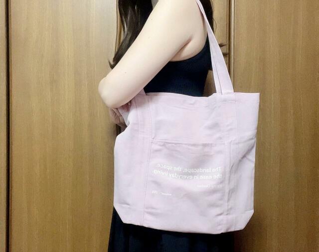 ブラックにリラのカラーが映えますね！【ZARA（ザラ）】ウォールペーパー テキスト トートバッグ：1,690円（税込）