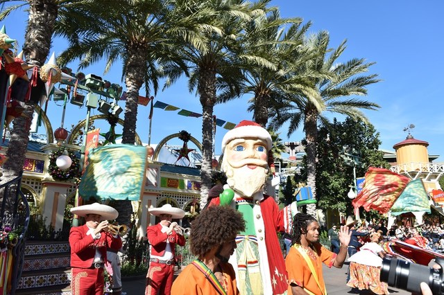 サンタの巨大人形が登場