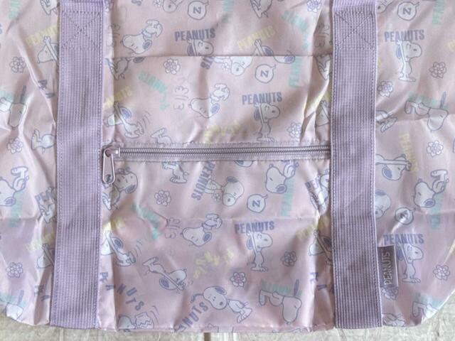 正面にファスナーポケット付き