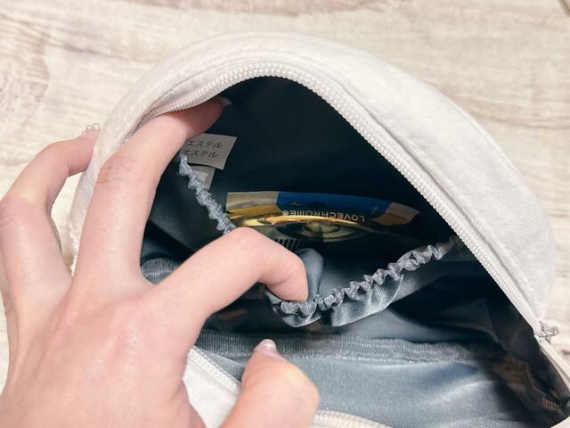 うちポケットにはコームと個包装のシミ抜きシートをイン