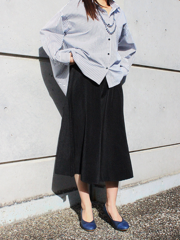 【SPECCHIO シャトルプリーツキュロットフレアパンツ】ベーシックなシャツと合わせてオフィス仕様に