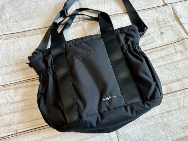 コロンとしたフォルムが大人かわいい♪ショルダーバッグで持った際に、体に沿う形になっているところもGood！