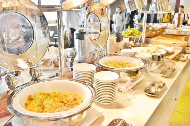 作り立てのお料理が次々に運ばれてくる