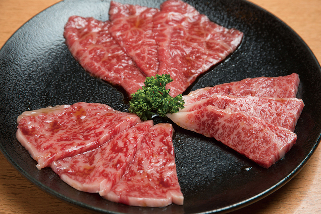 黒毛和牛 特選7種類 盛り合わせ 2〜3人前3,400円（税別）｜焼肉問屋 牛蔵