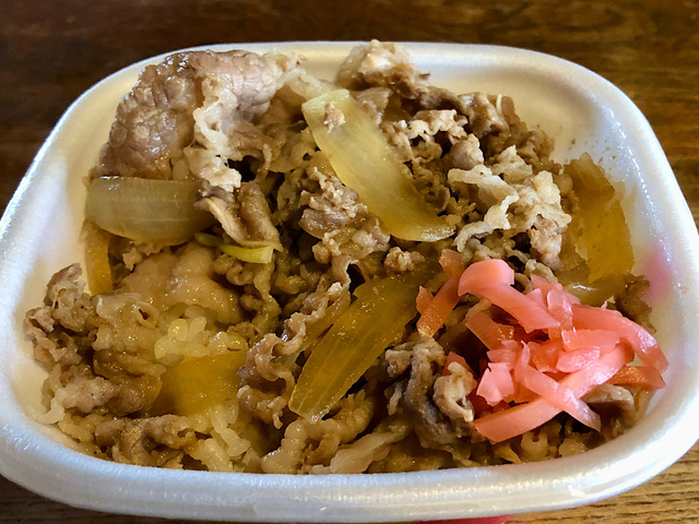 【すき家　牛丼おしんこランチセット】ランチに牛丼ってテンション上がりますね。早速頂きます！