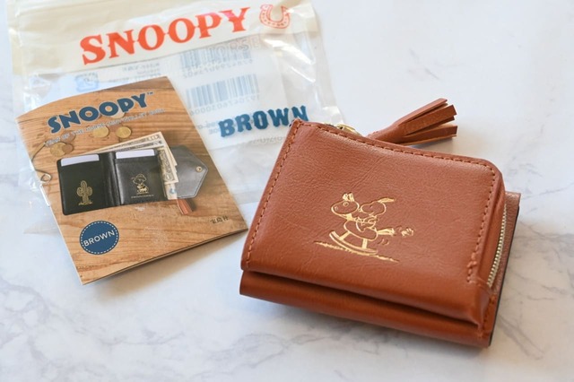 【『SNOOPY YEAR OF THE HORSE MINI WALLET BOOK BROWN』（宝島社）】今年の干支財布は、ブラックとブラウンの2色展開